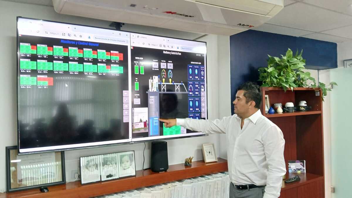 Juan Evel Chávez Trovamala, director de la Caasim, explica los beneficios de la nueva tecnología en los pozos de agua