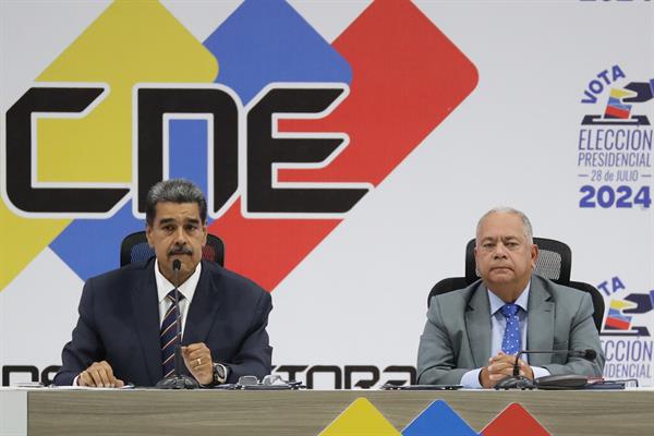 Nicolás Maduro, habla junto al presidente del CNE, Elvis Amoroso, luego de ser proclamado presidente reelecto por el CNE el lunes | Foto: EFE