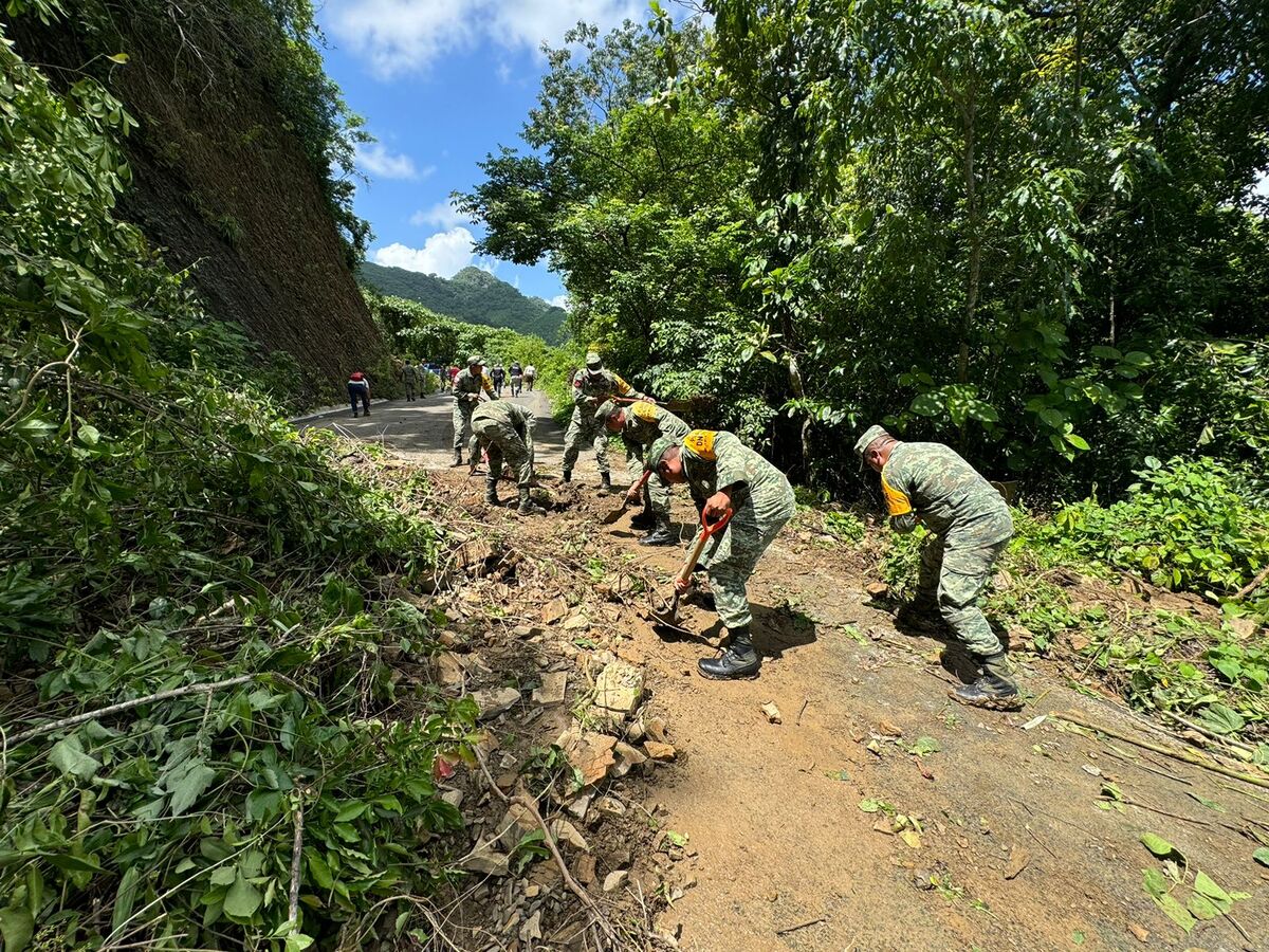 Personal militar participa en labores de rescate en una zona de riesgo en Hidalgo tras las intensas lluvias