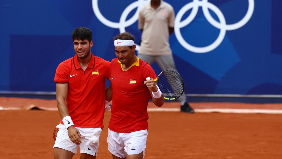 Rafa Nadal y Carlos Alcaraz avanzan en dobles a los cuartos de final de París 2024 (Reuters)