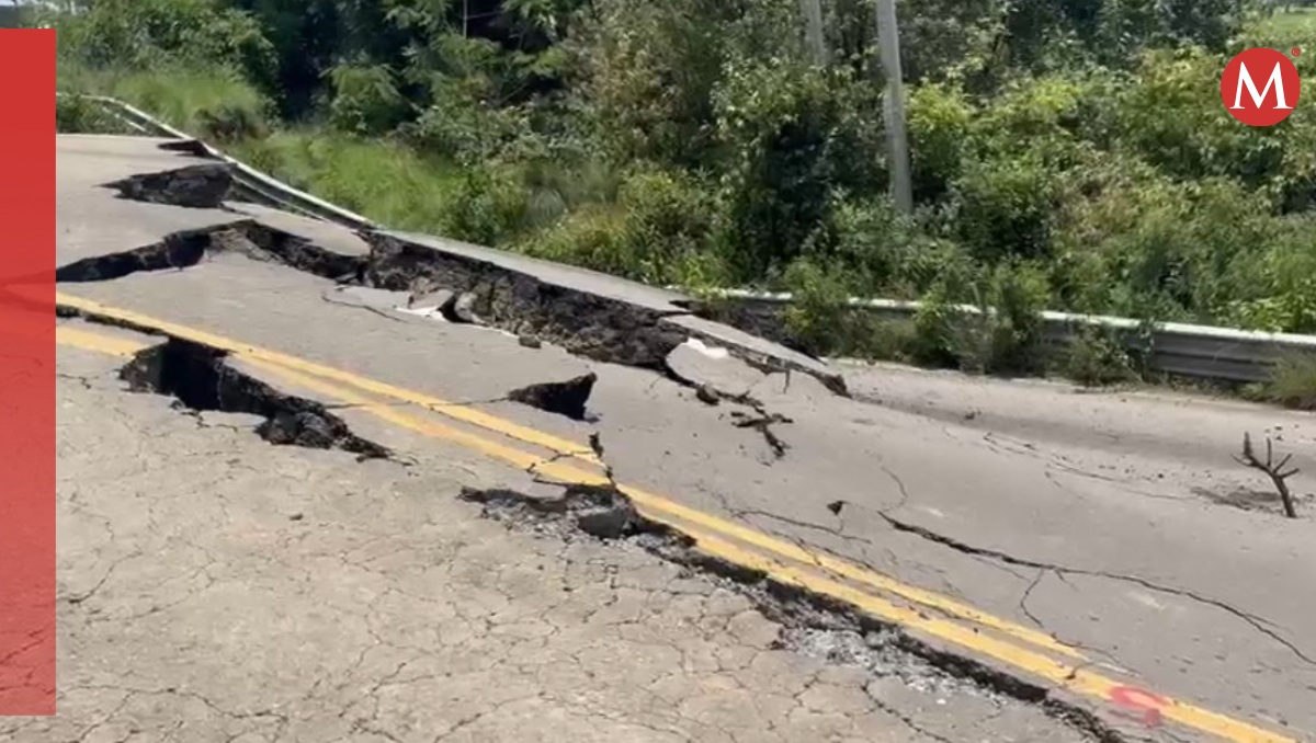 Socavón en la carretera Tenango-Tenancingo. Foto: (Especial)