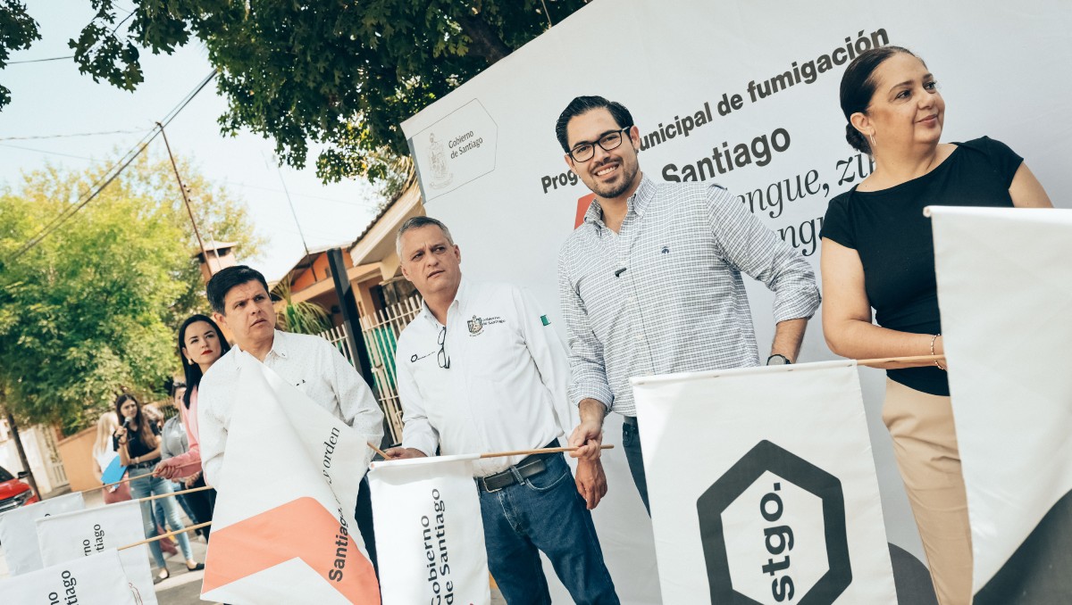 El alcalde David de la Peña Marroquín inició la campaña permanente de fumigación Santiago Libre de Dengue, Zika y Chikungunya. Foto: Especial