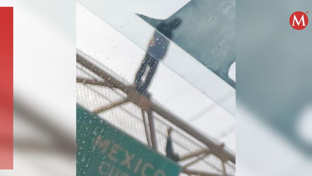 Automovilistas captaron al hombre que quería lanzarse del puente peatonal. Foto: (Especial)