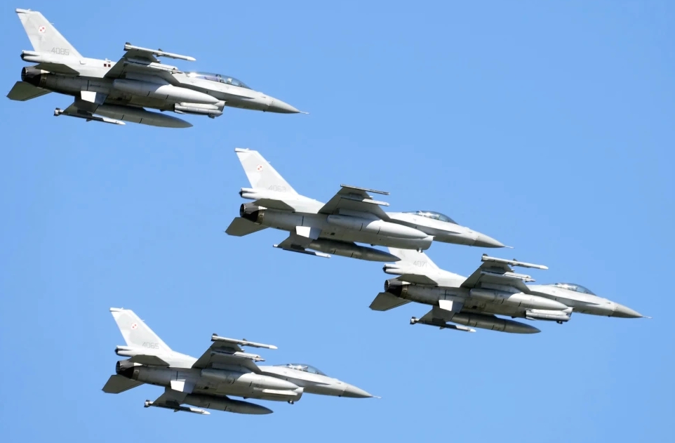 Aviones de combate F-16 fabricados en Estados Unidos surcan el cielo de la capital de Polonia como parte de un desfile militar | Foto: Agencia AP