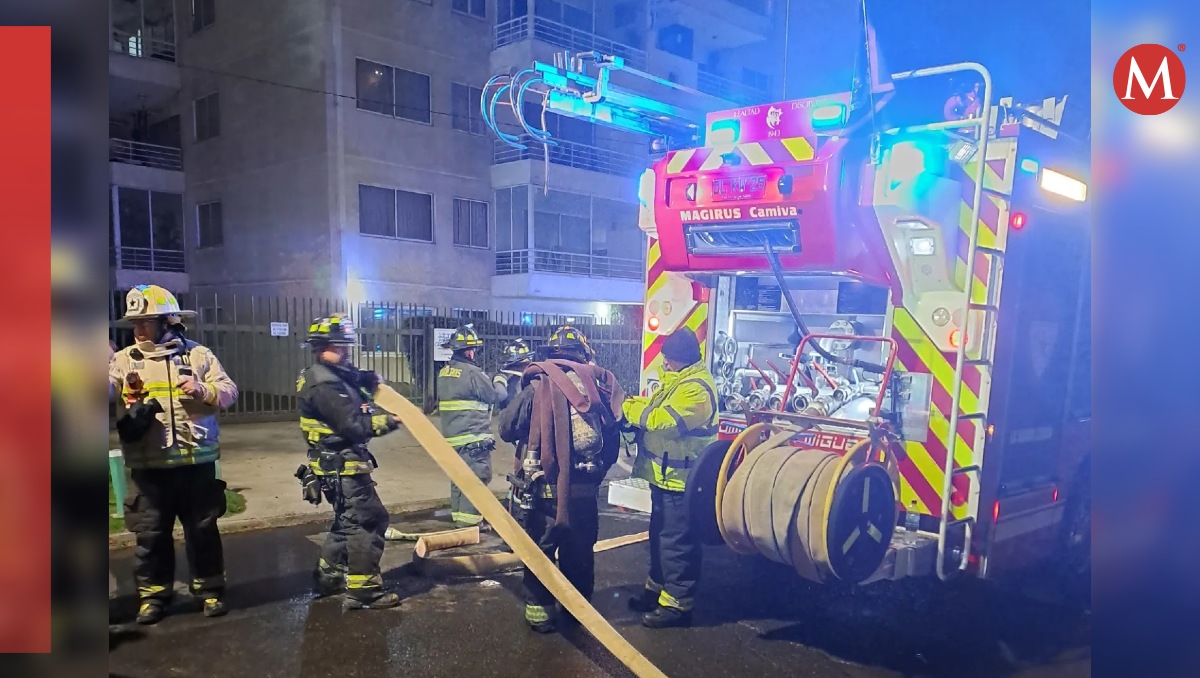 Bomberos atendieron el incendio en San Miguel, Chile, donde murió una mujer.  | Facebook