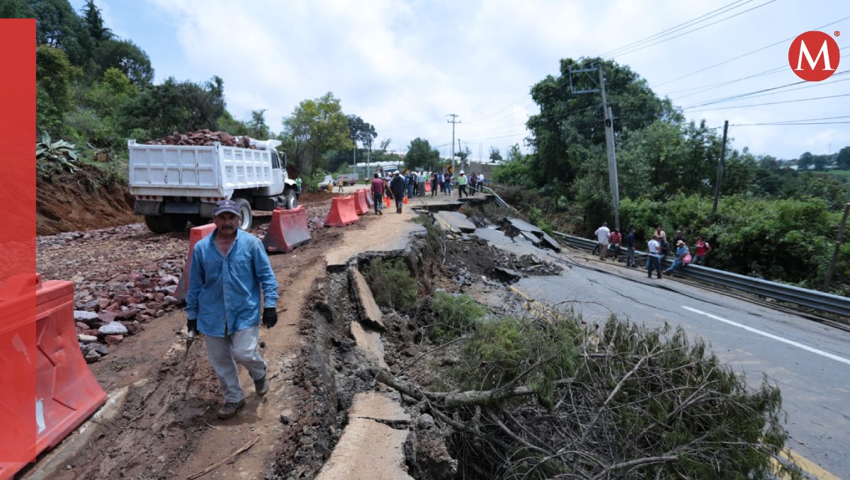 En la carretera Tenango-Tenancingo realizan trabajos para habilitar un carril provisional. Foto: (Tania Contreras)