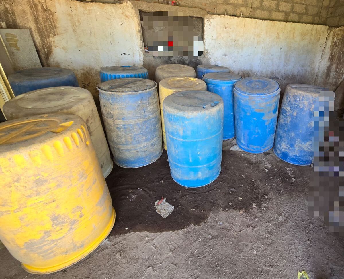 Contenedores de hidrocarburo y equipo incautado por la FGR en el cateo realizado en Hidalgo