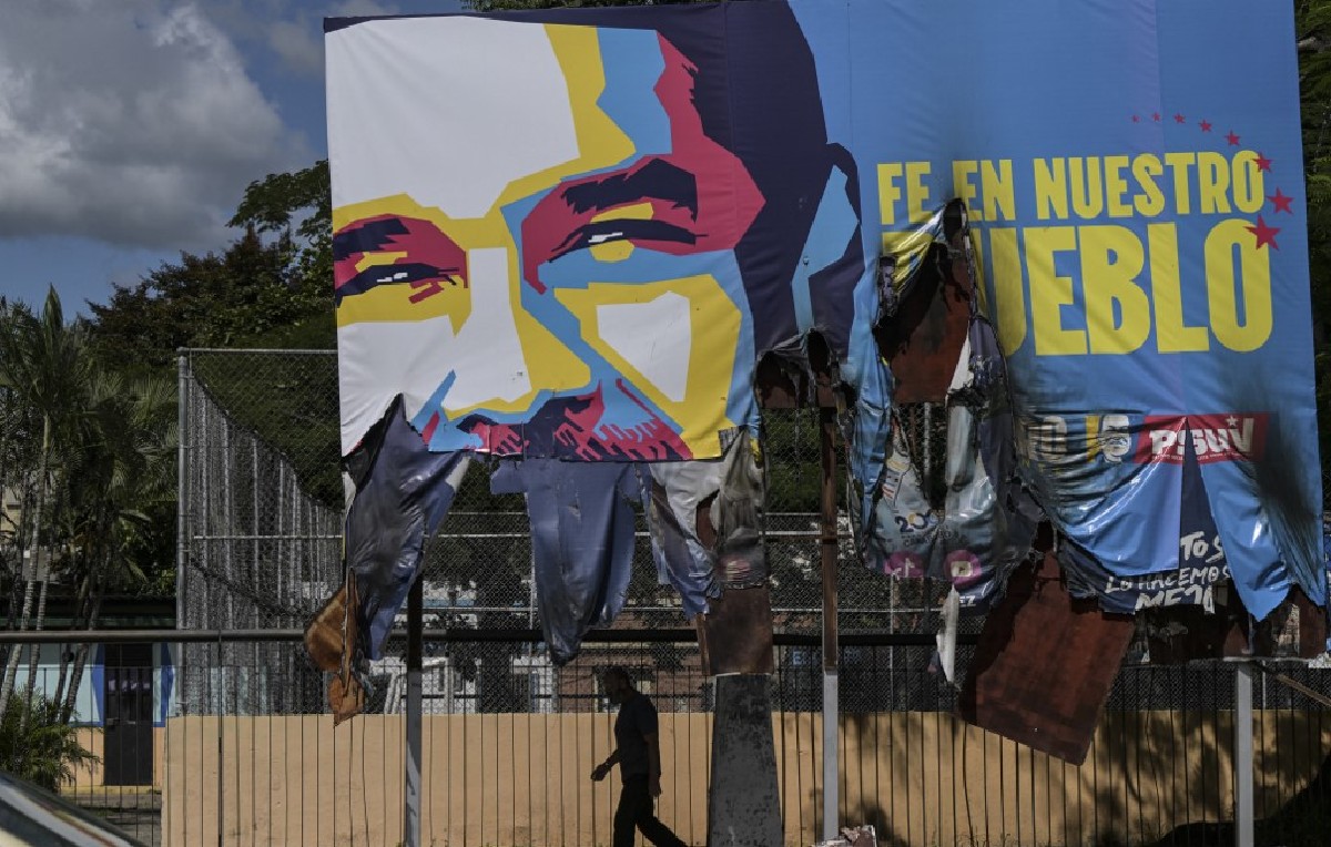 Espectacular de Nicolás Maduro dañado durante las protestas (AFP)