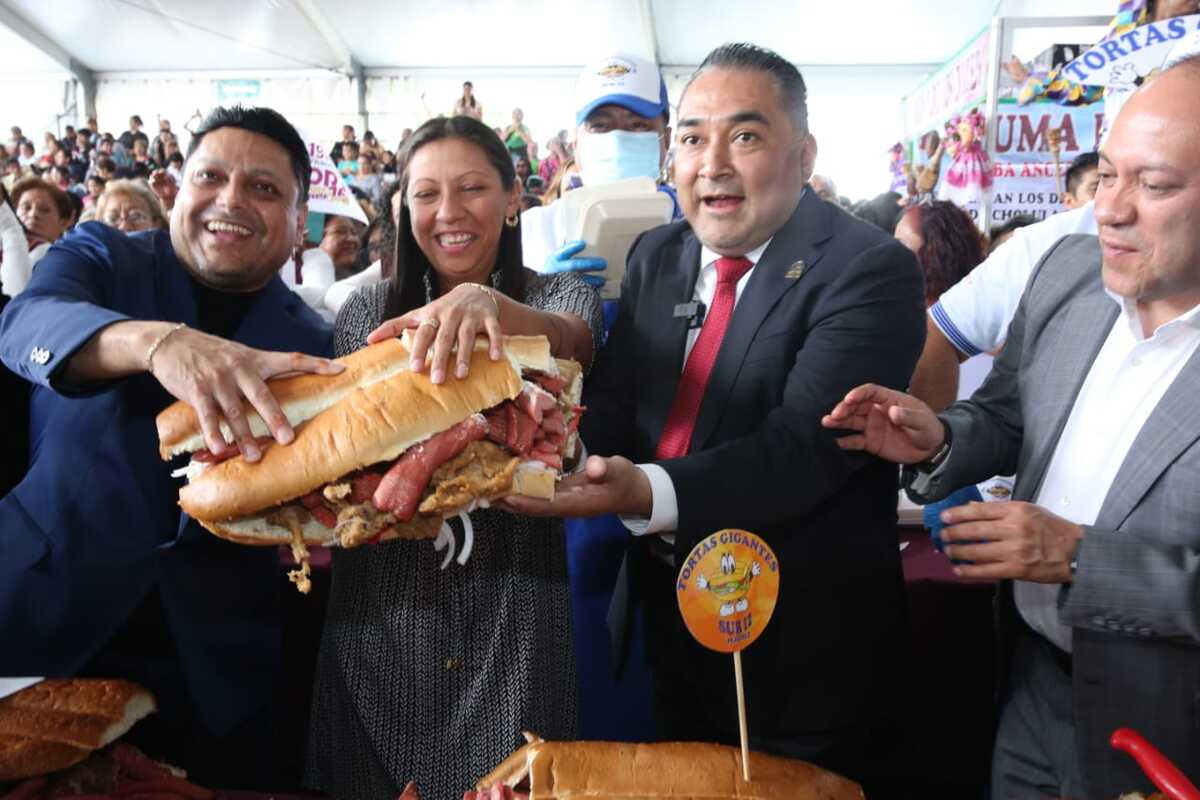 En la explanada de la Alcaldía Venustiano Carranza se estableció un nuevo récord de la torta más grande del mundo.