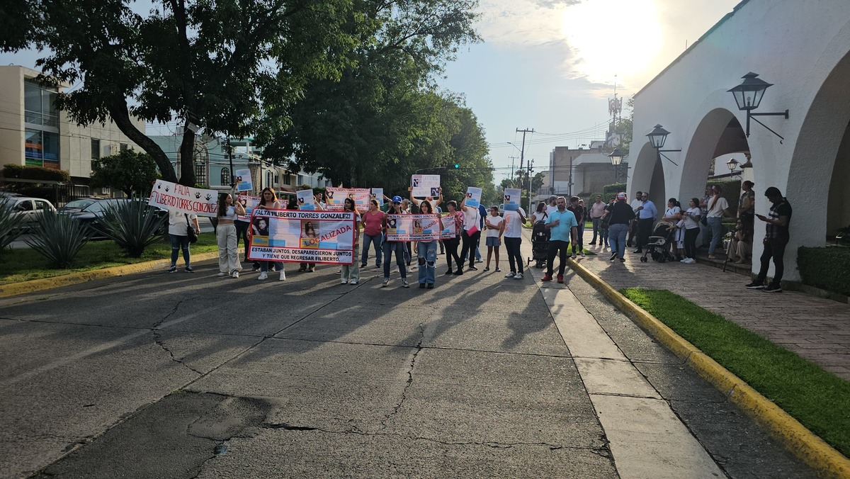 Familiares y amigos se manifestaron frente a Casa Jalisco. (Juan Carlos Munguía)