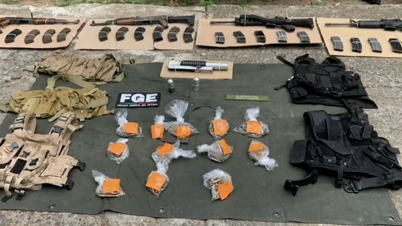En Guerrero, autoridades decomisan armas, equipo táctico y una camioneta con reporte de robo