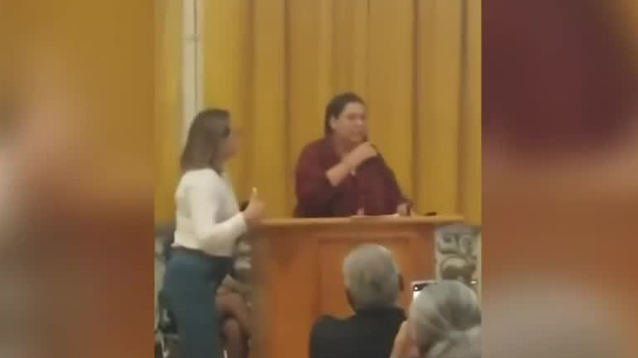 Lenia Batres es abucheada durante su participación en un foro de discusión sobre la reforma judicial