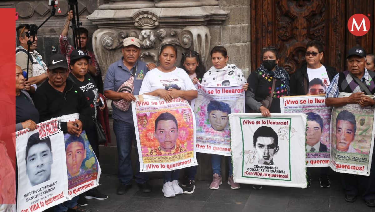 Padres e los 43 normalistas en una reunión con Sheinbaum antier. | Araceli López