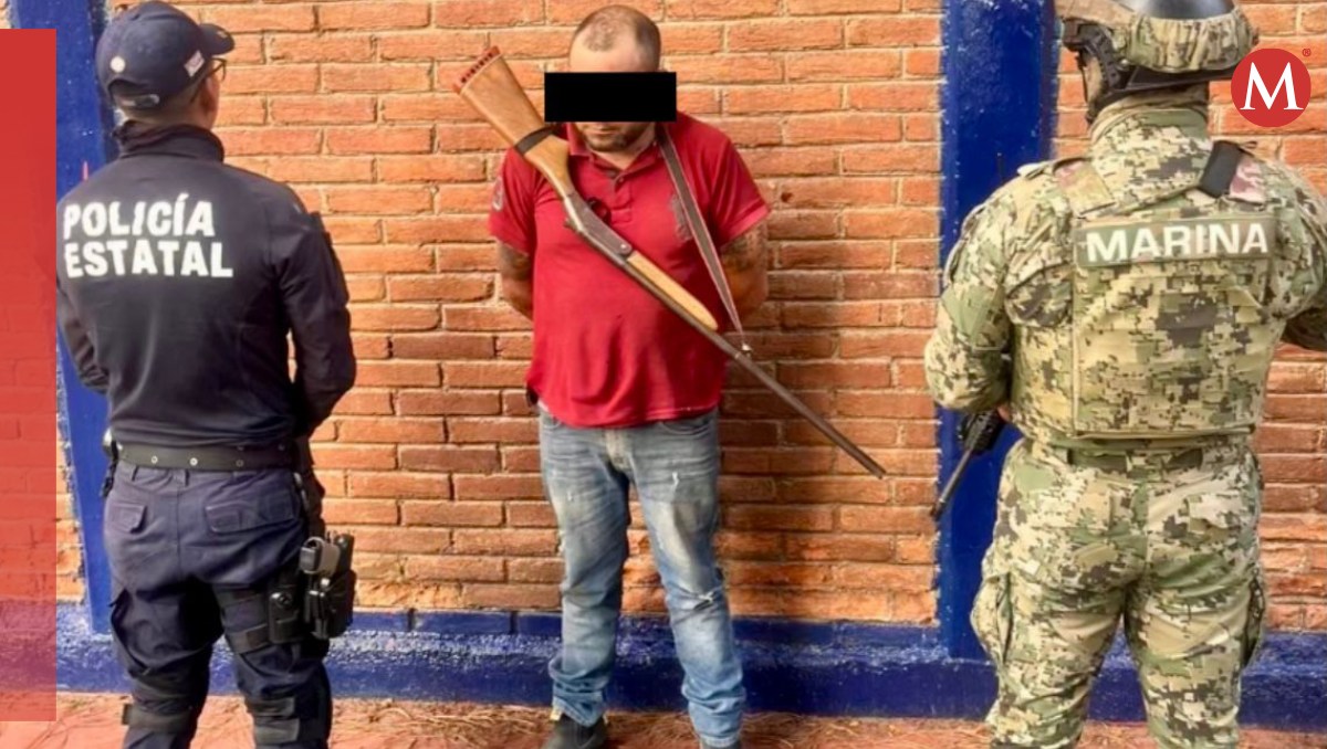 El presunto 'halcón' de la Familia Michoacana fue detenido con un arma tipo escopeta. Foto: (Especial)