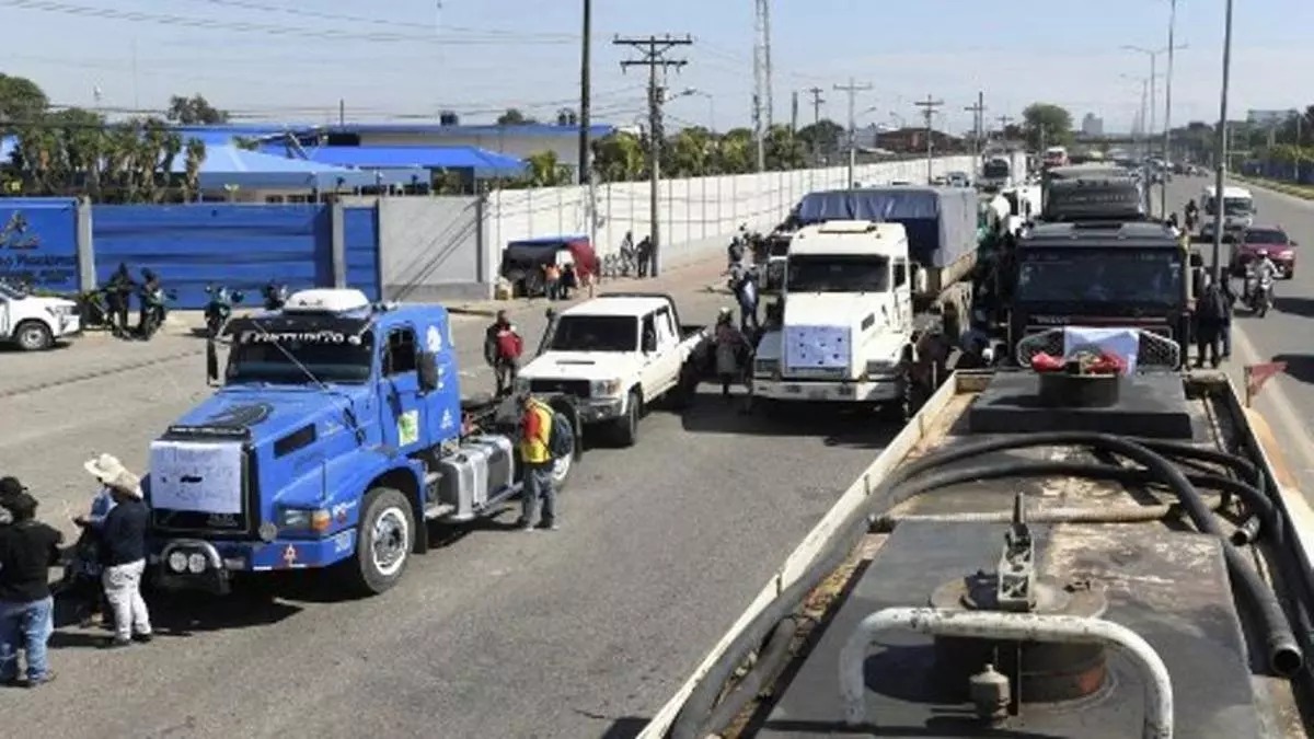 Transportistas bloquean carreteras en Bolivia por escasez de diésel y dólares. AFP