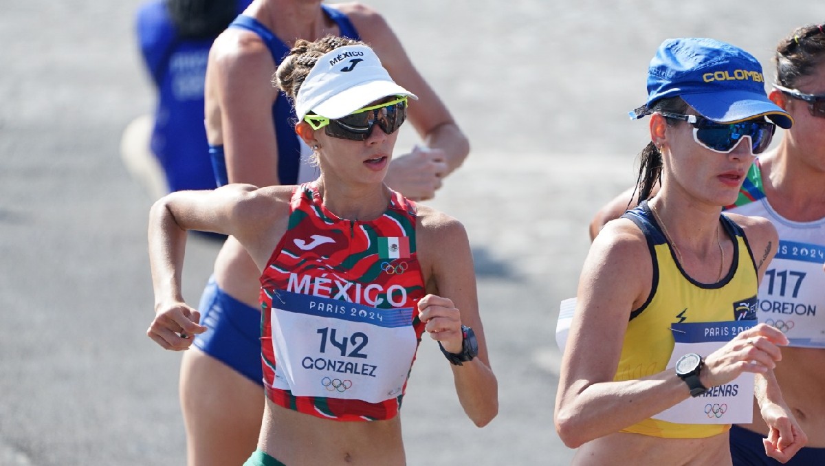 Alegna González en la marcha de los Juegos Olímpicos de París 2024 (Santiago Chaparro/Multimedios)