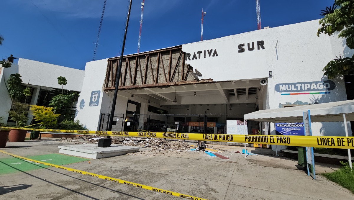 Atienden colapso de facha en edificio de zona Las Águilas en Zapopan (Juan Carlos Munguía)