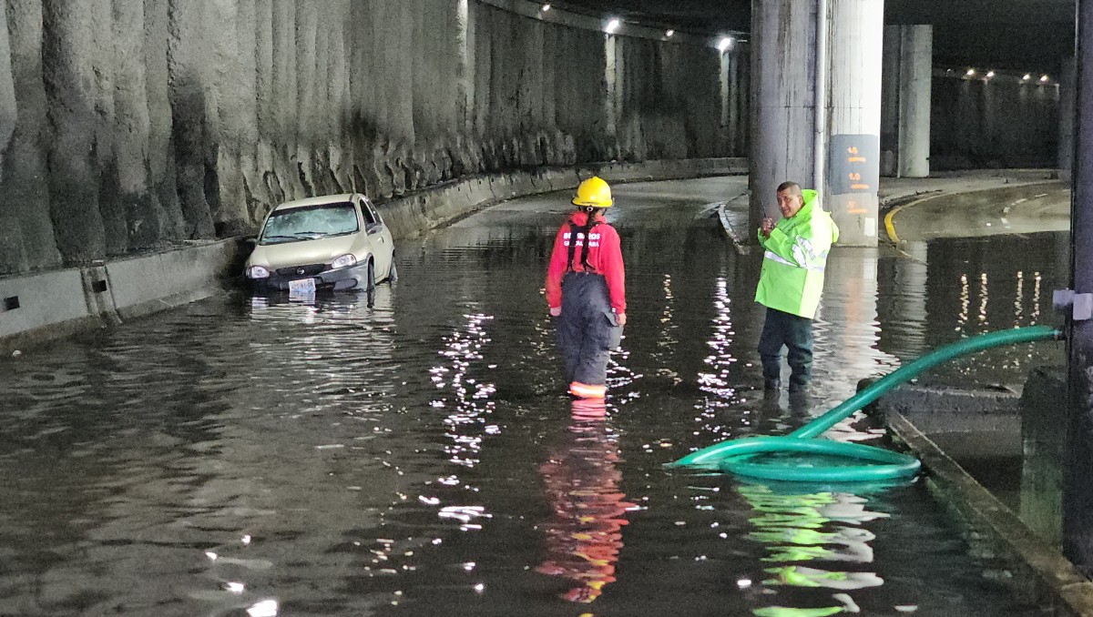 Auto cae en una alcantarilla en Zapopan (Juan Carlos Munguía)