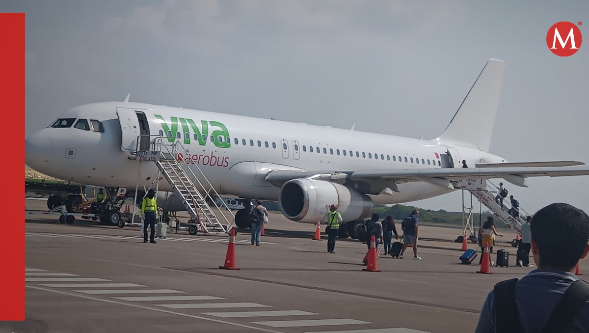 Avión de la compañía Viva Aerobús en el Aeropuerto de Tampico.