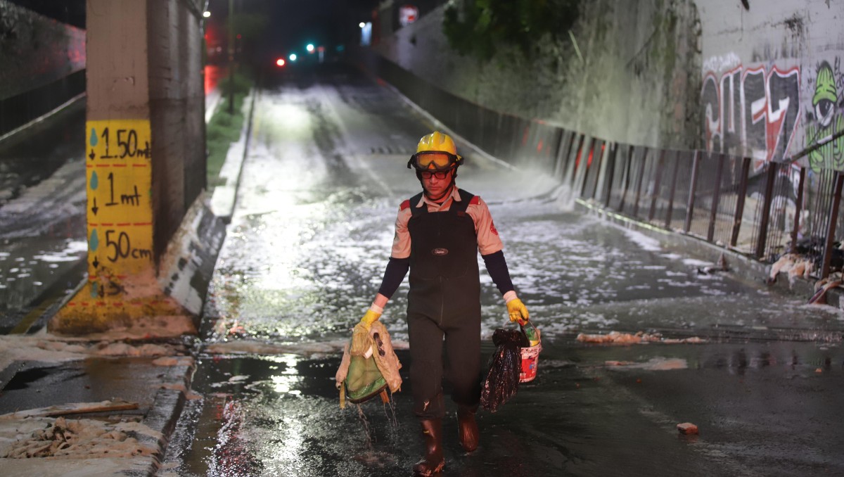 Bomberos limpiaron el paso a desnivel de avenida 8 de Julio en Guadalajara (Cortesía)