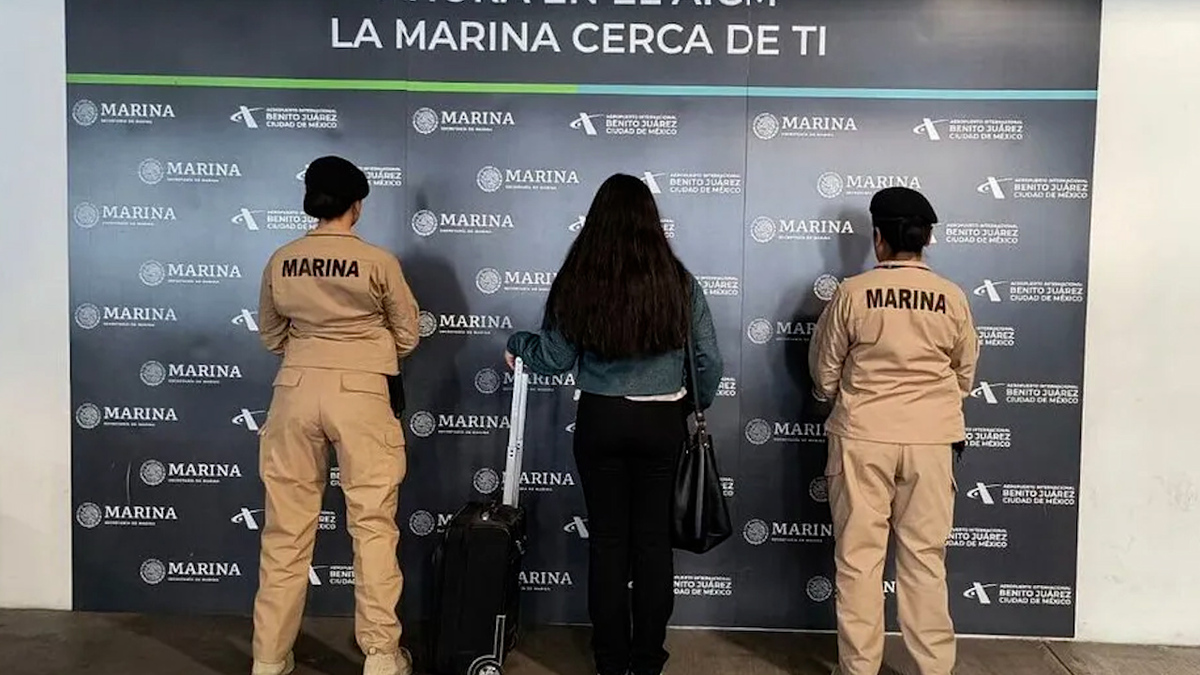 Capturan a dos traficantes de armas y drogas en el AICM