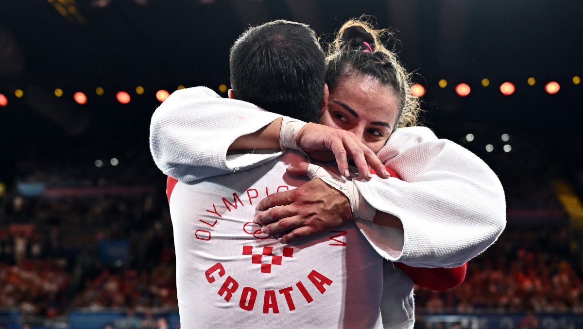 Detienen a papá de medallista olímpica por beso a una voluntaria (Reuters)
