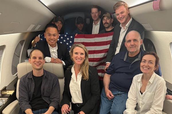 Fotografía divulgada por la cuenta de X del presidente de EU, Joe Biden, @POTUS de los americanos detenidos en Rusia en el avión de regreso a EU