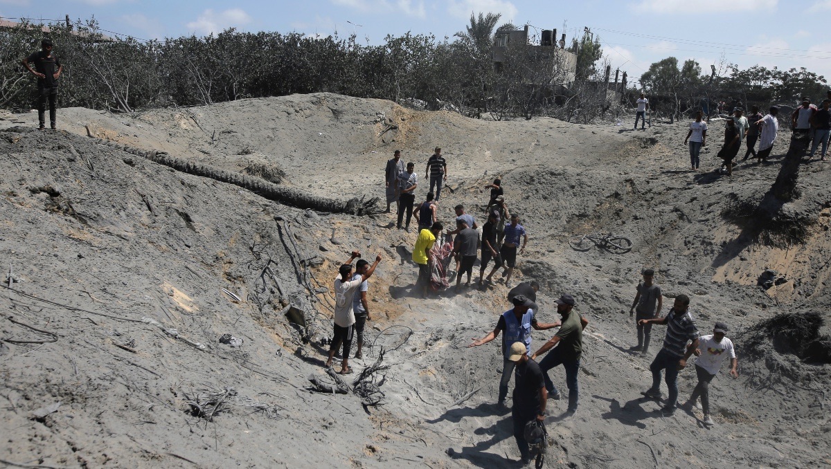 Palestinos buscan cadáveres y sobrevivientes tras un bombardeo israelí en Jan Yunis, en el sur de la Franja de Gaza, el 13 de julio de 2024 | AP