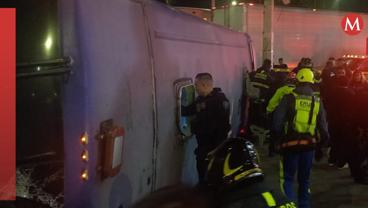 Presumiblemente el chofer del transporte público intento pasarse el alto. | Foto: Bomberos CdMx.