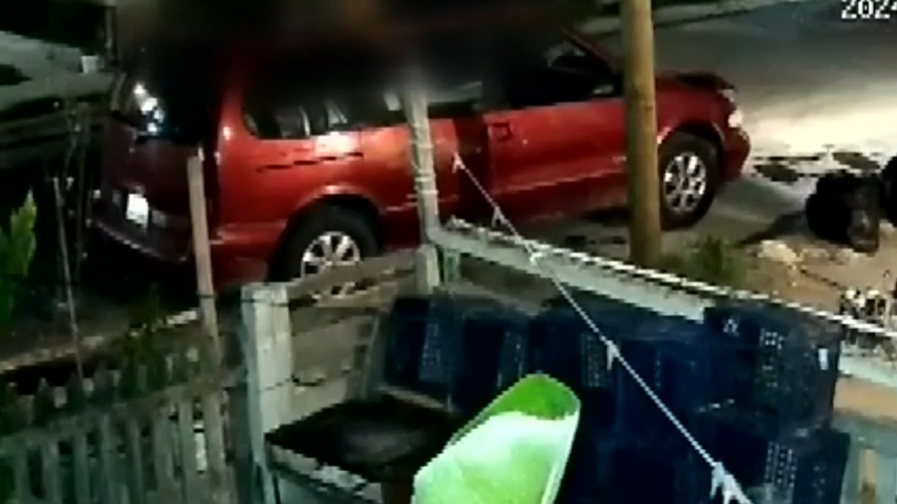 Conductor atropella a hombre y huye con el cuerpo en el techo de su camioneta en NL