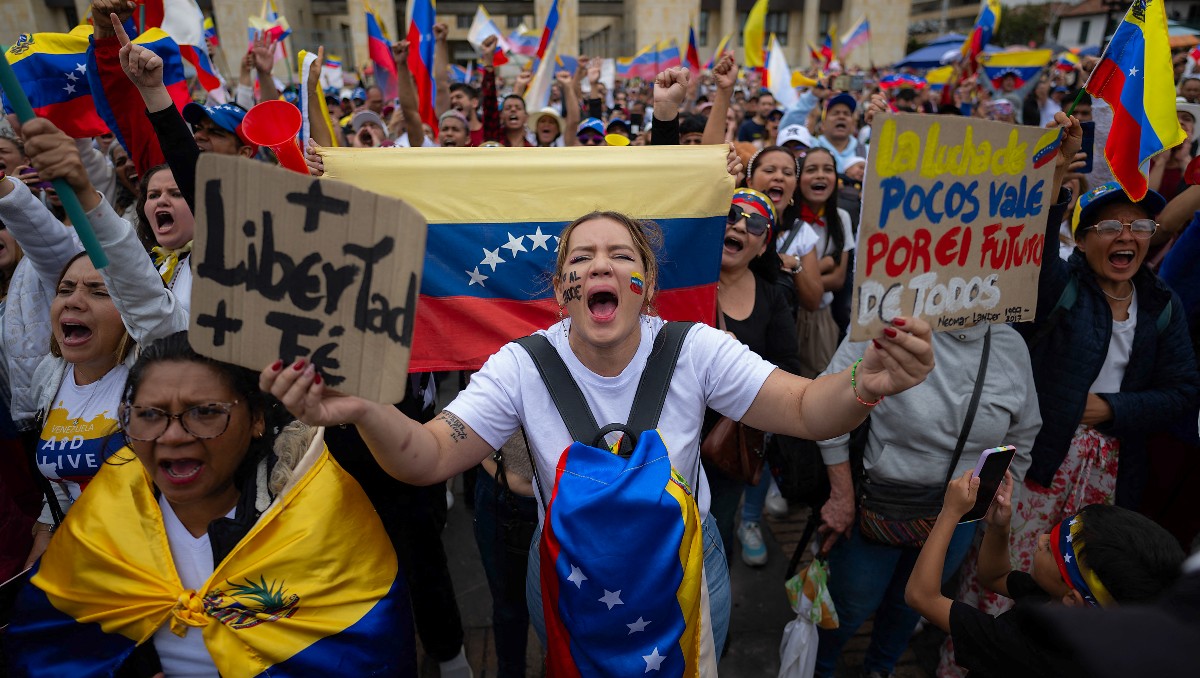 Manifestantes opositores protestan en Venezuela tras resultado de elecciones