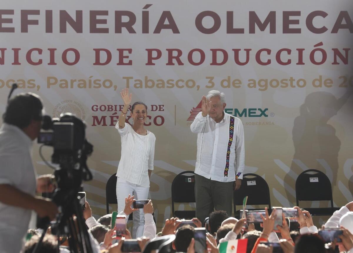 El presidente López Obrador alzó la mano en señal de victoria a Claudia Sheinbaum. (Foto: Jorge Carballo)