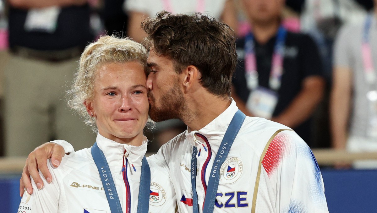 Siniakova y Machac ganan oro en París 2024 tras terminar noviazgo (Reuters)