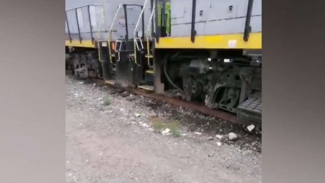 Tren de carga se descarrila en Toluca, Edomex; presuntamente sería por un bache