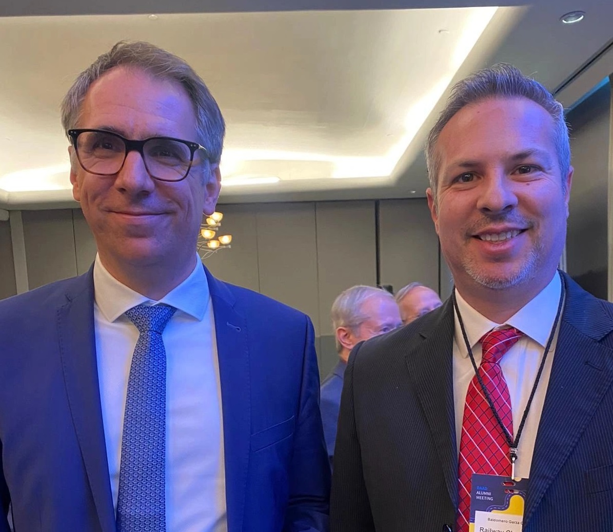 Baldomero Garza, presidente del clúster ferroviario Mexicanos en Alemania, con Kai Sicks, secretario del Servicio Alemán de Intercambio Académico