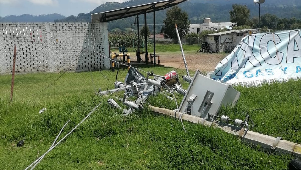 En varias comunidades del sur de Edomex se reportaron la caída de postes de luz. Foto: (Especial)