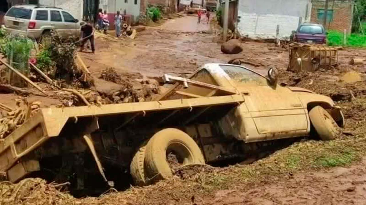 Los graves daños ocasionados por las lluvias han llevado al cierre de vías en Michoacán