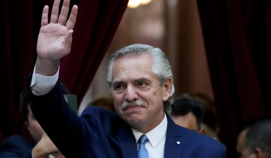 El ex presidente de Argentina saluda al llegar a la sesión inaugural del Congreso en Buenos Aires, 2023 | Foto: AP
