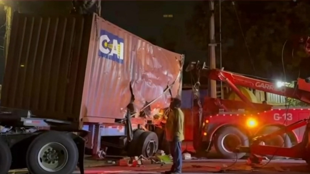 En Veracruz, tráiler es embestido por tren al intentar ganar el paso ...