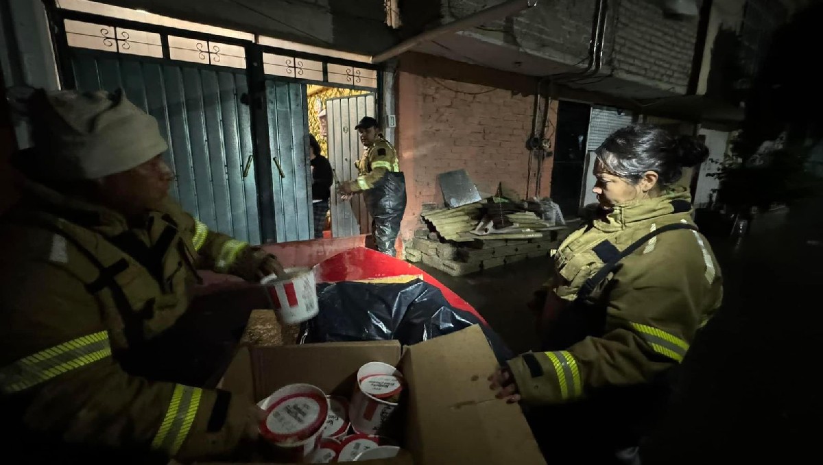 Bomberos llevaron cenas calientes a familias afectadas por las inundaciones en Chalco. Foto: (Especial)