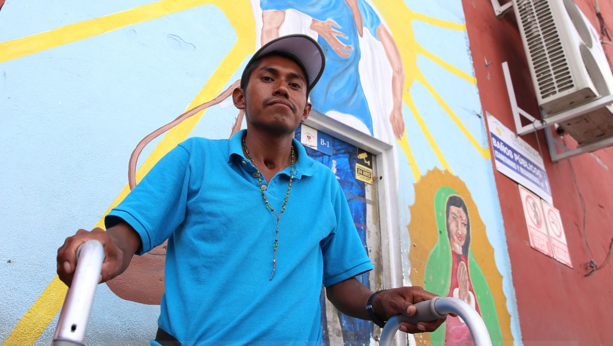 Carlos, uno de los migrantes en el lugar, quiere trabajar, pero tiene problemas motrices | Luis Guerra