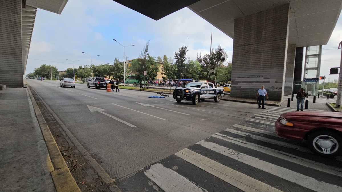 La joven de 32 años intentó cruzar Juan Gil Preciado a bordo de su bicicleta cuando fue embestida. (Juan Munguía)