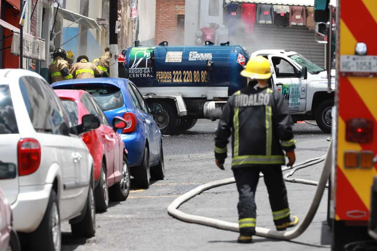 Personal de bomberos trabaja en el control de la fuga de una pipa de gas