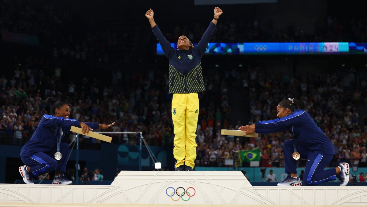 Rebeca Andrade se lleva el oro en piso al derrotar a Simone Biles (Reuters)