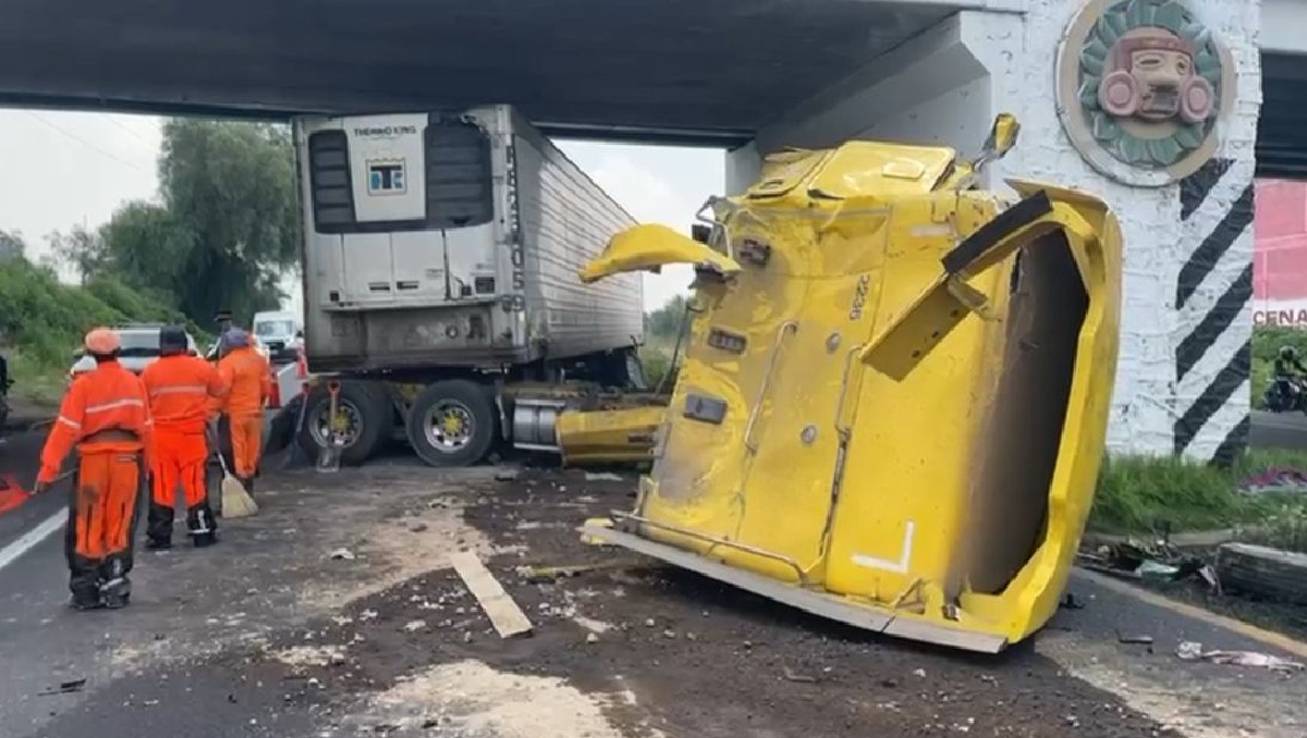 El tráiler accidentado en la México-Pirámides terminó con daños en la carrocería y el motor. Foto: (Especial)