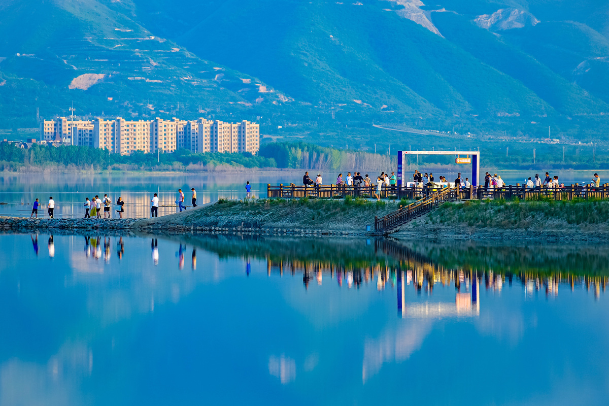 Turistas visitan el lago salado de Yuncheng en la provincia de Shanxi, China. (Yan Xin/Xinhua)