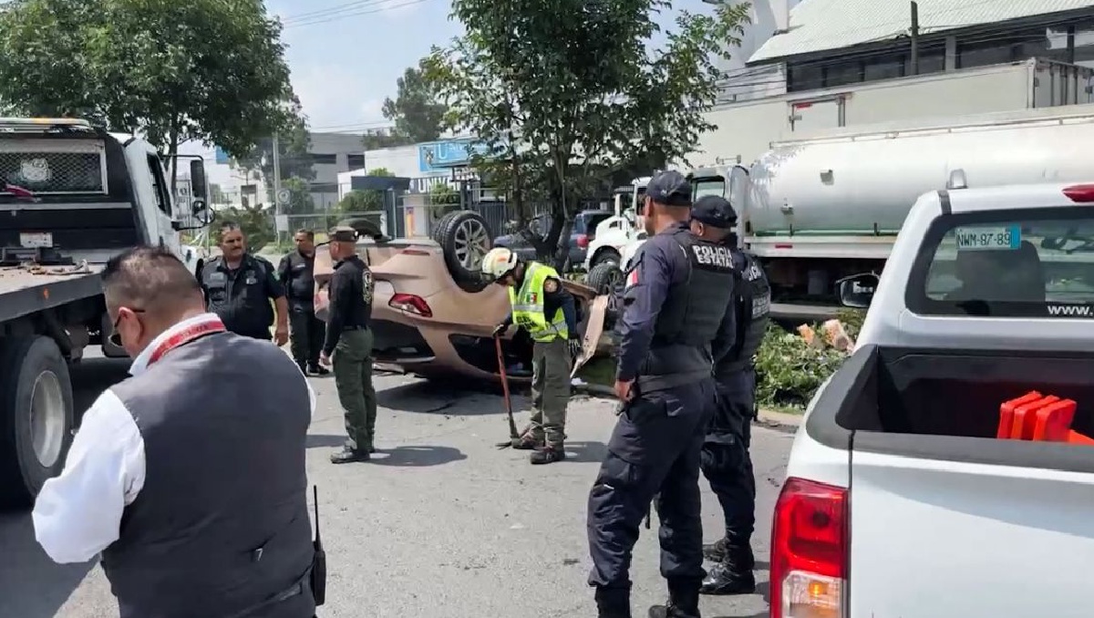 Un auto volcó sobre avenida Central cuando fue arrollado por otro vehículo que iba en carril del Mexibús. Foto: (Especial)