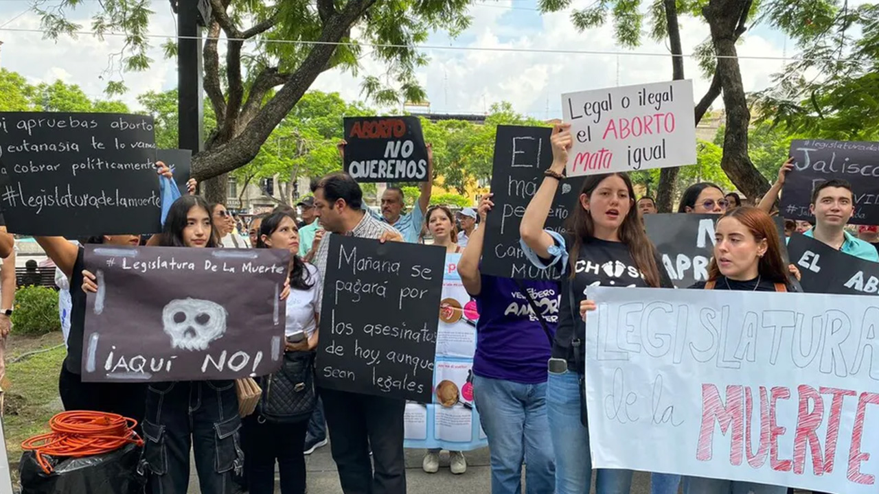 Colectivos provida protestan en el Congreso de Jalisco contra la despenalización del aborto