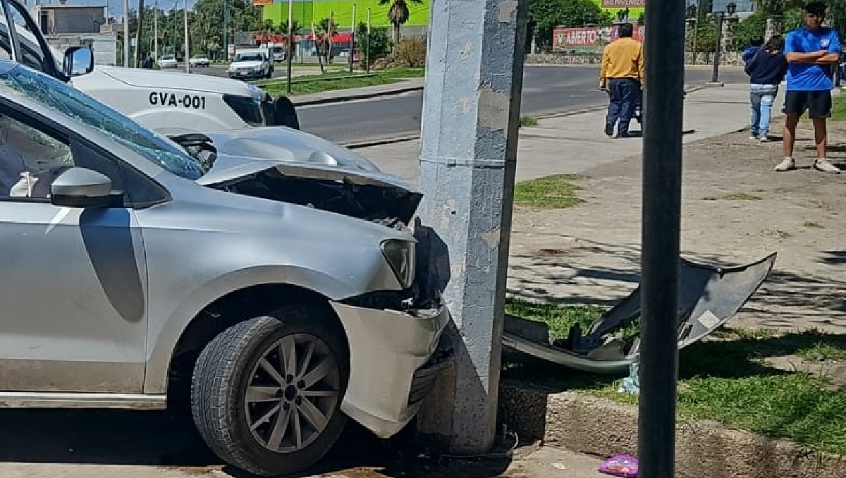 El conductor perdió el control tras recibir los disparos y terminó estrellandose contra un poste. Foto: (Especial)