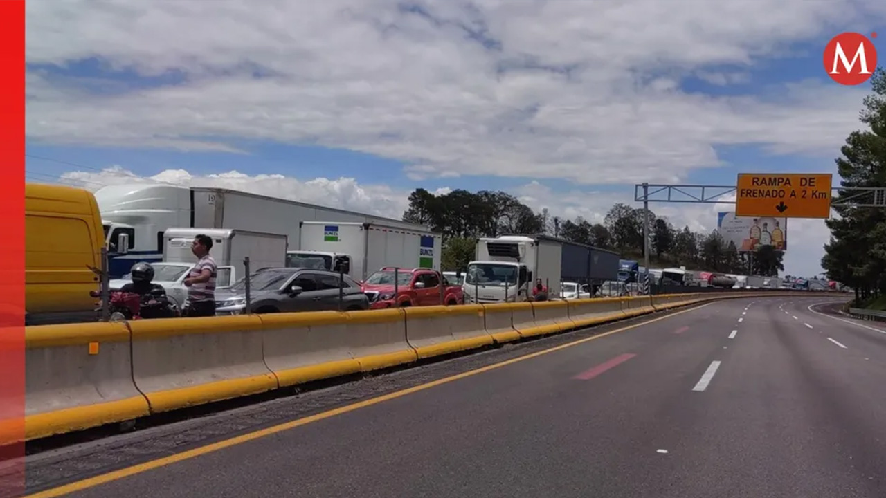 Ejidatarios de Santa Rita Tlahuapan bloquean la autopista México-Puebla
